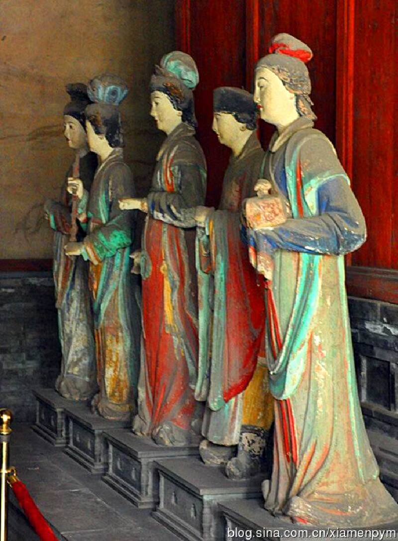 晋祠圣母殿殿内供奉着四十三尊彩塑.