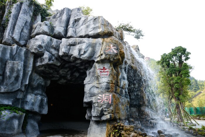 洞内钟乳挺拔,石笋丛生,石幔高挂,石柱巍峨,石帘低垂,石瀑飞流,地下河