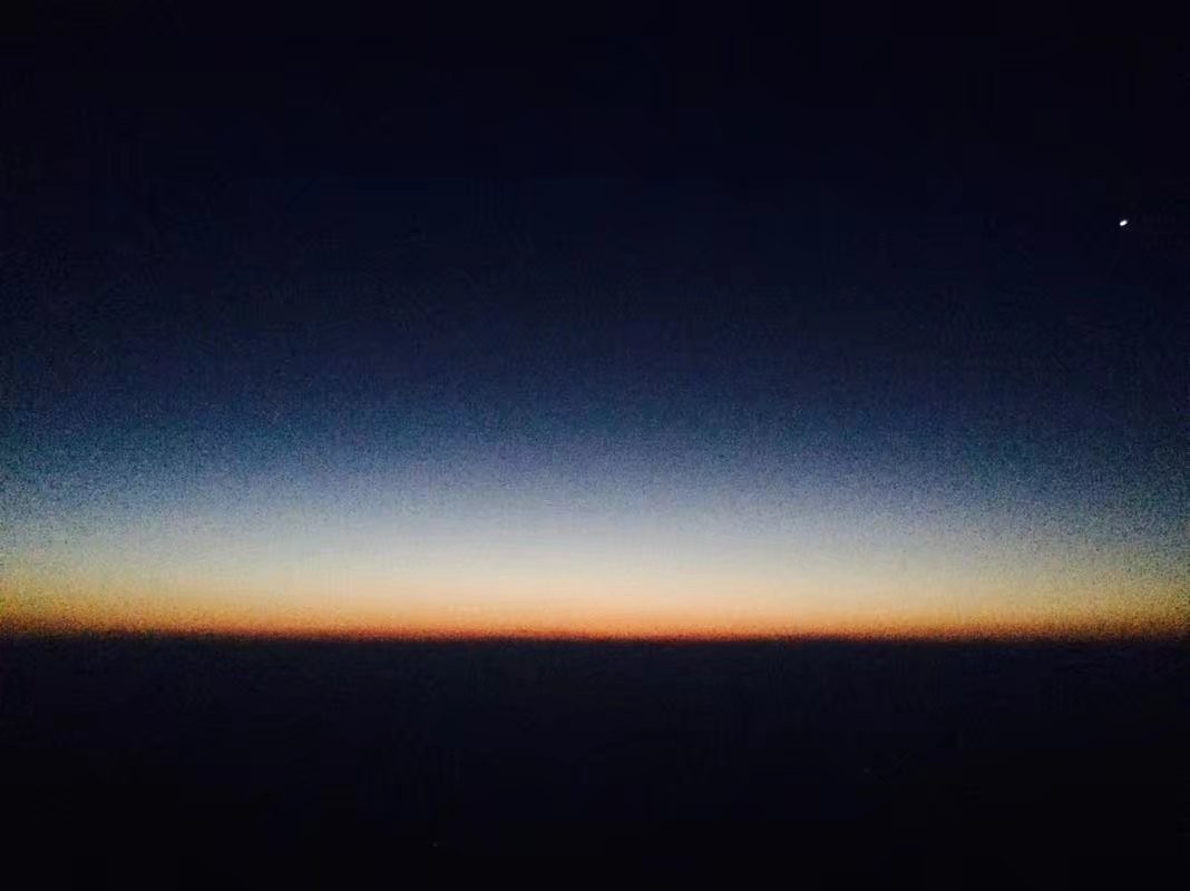 伴随着那颗启明星,天际由最开始的一抹微光慢慢加上了金色的光芒