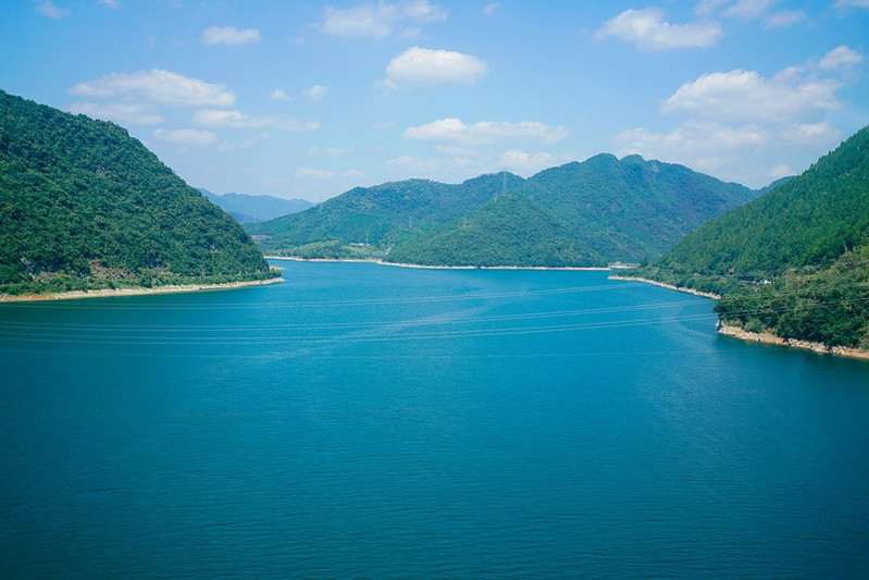 富春江和千島湖東南湖區,因為颱風剛剛過去,所以天氣很棒,白雲朵朵