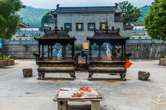 00到达宝华山应天寿佛寺祈福;(停留半小时) 宝华山又名南山,海拔