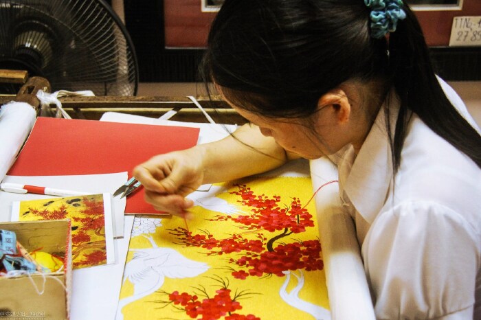 一走进服务区,正在刺绣的女工们吸引了游人的眼球,这和我国的刺绣相似