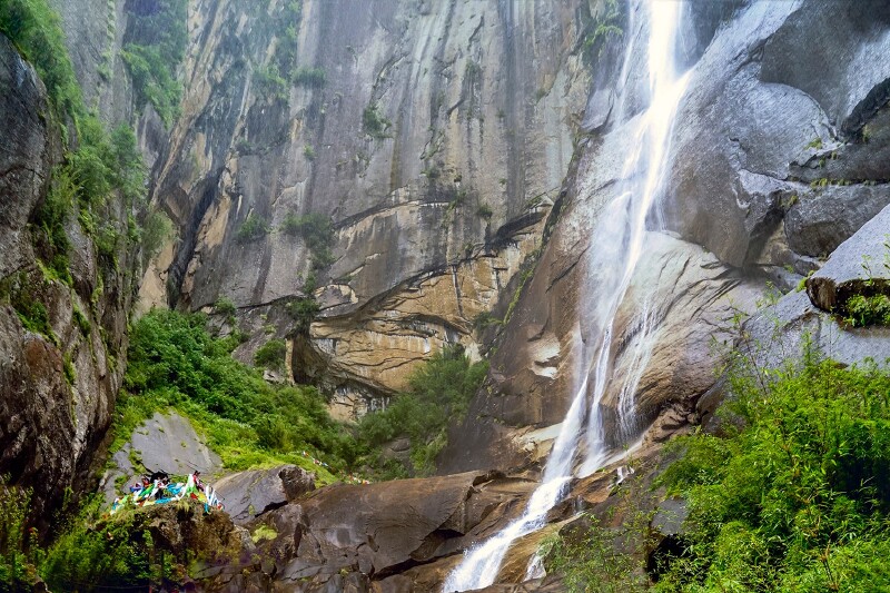 图,高200米的天佛瀑布隐绰飘渺,像一条白练自天而降