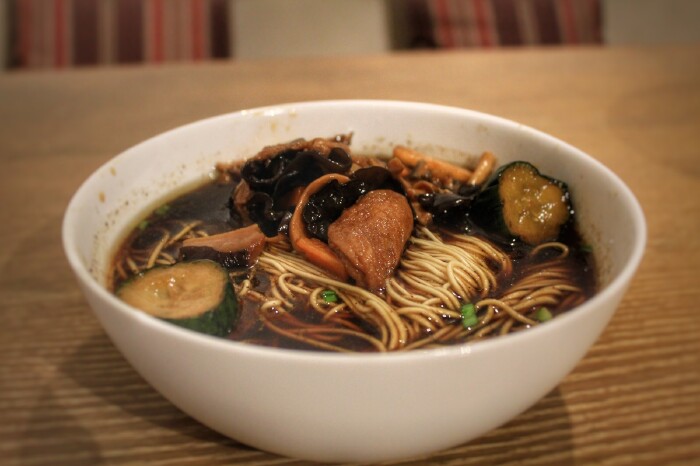 面条比其他苏帮面软烂,入口有劲道,但又不粘牙.