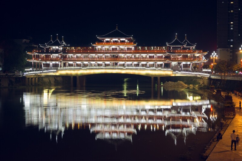县人大附近就是岚皋县城内著名的地标建筑——廊桥,廊桥横跨岚河,灯光