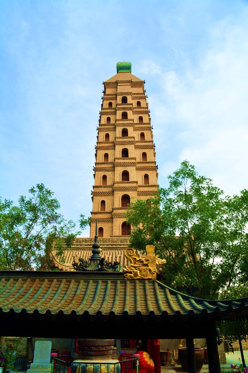 从玉皇阁到海宝公园去看海宝塔大约有5公里多,可以坐311路公交车玉皇