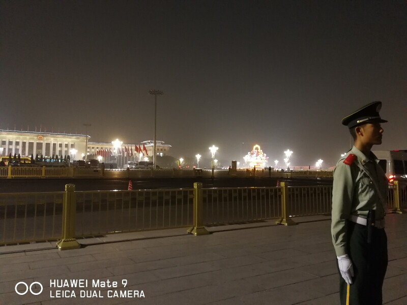 每隔几十米,就有一位武警战士站岗!