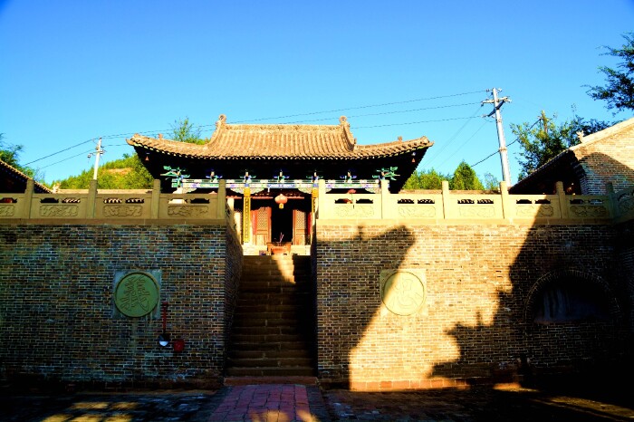 右面的一块石碑仔细看来更是有趣,是道光二十七年永宁州知府王继贤题