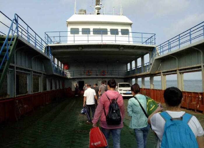 大连到杏树屯港走高速一个多小时就到了.图为乘客们正在登上滚装船.