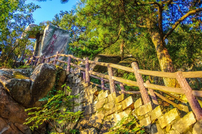 据清朝末年光绪皇帝年间的《霍山县志》记载:"铜锣寨自白云尖蜿蜒而来