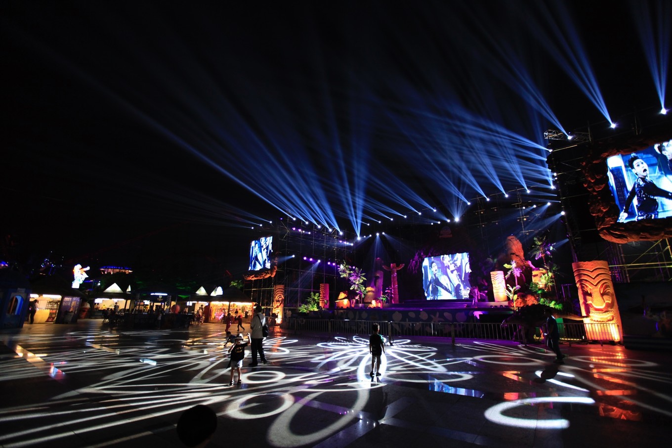 除了灯车巡游外,还有绚丽的露天舞台.灿烂的灯光下,是更加灿烂的表演.