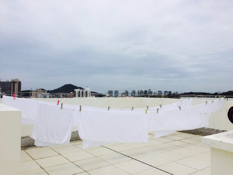 干净的阳台整洁的房间因为是学生党,对于住宿这块没有太多的预算.