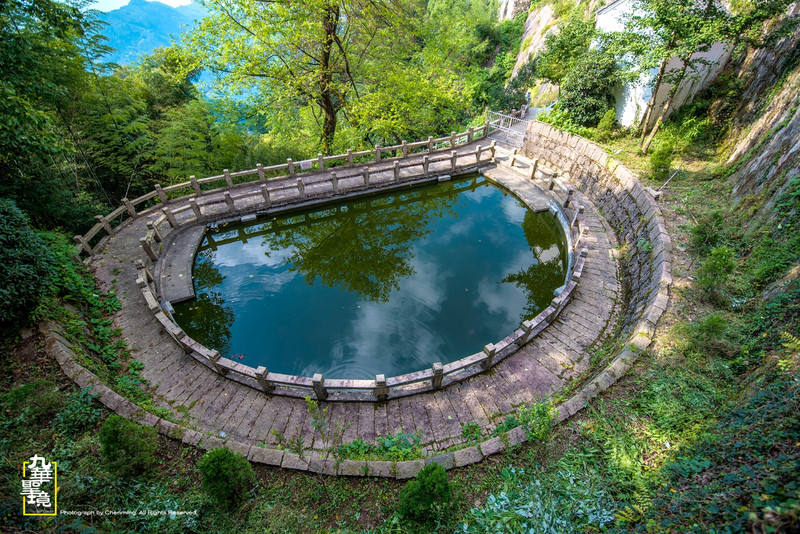 进入寺庙前会看见一个马蹄形的池塘,据说这既是放生池,也是救火池,一