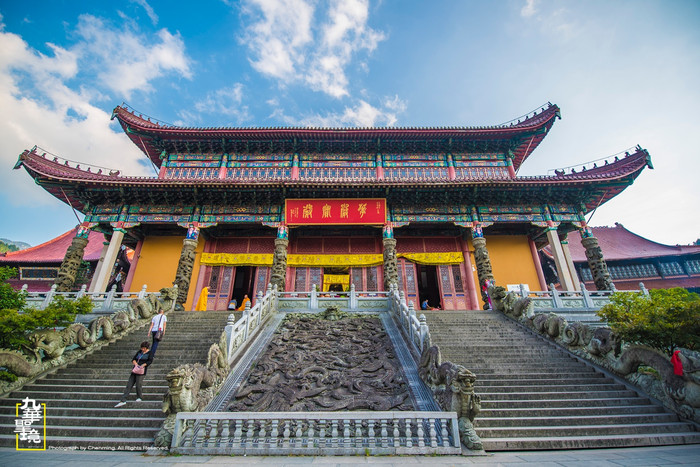 寺庙已成为九华山规模最宏大的殿宇建筑群,主要由大愿宝殿,大悲宝殿和