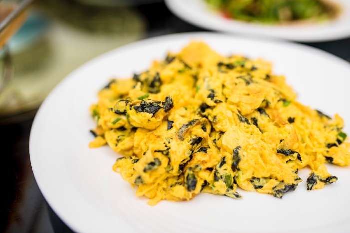 我最喜欢的两样菜是石耳炒土鸡蛋和炒黄精,石耳配上土鸡蛋真的是鲜上