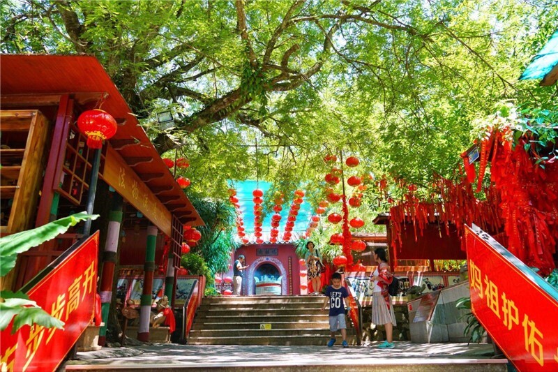 海岸线走了一半后,沿着小路去妈祖庙.