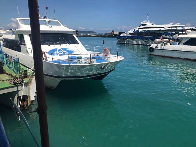 蜈支洲岛水质还不错蜈支洲岛一个小轮船蜈支洲岛这个游泳池  这么好