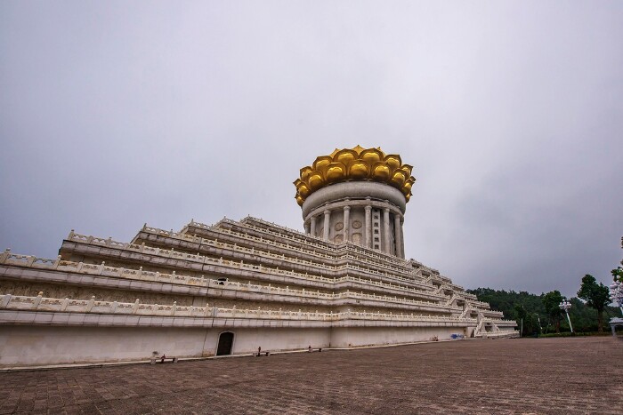 龙华寺隔"香水海"望出去,远处山头上那座白底金顶的建筑就是兜率天宫