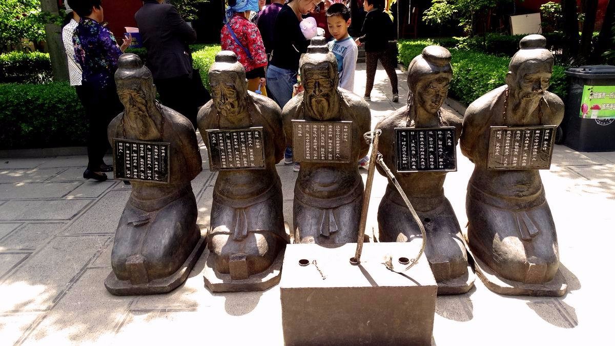 岳飞庙前秦桧跪像,500年来日日挨打