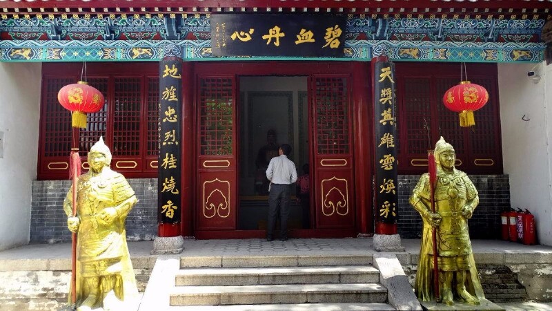 岳飞庙前秦桧跪像,500年来日日挨打