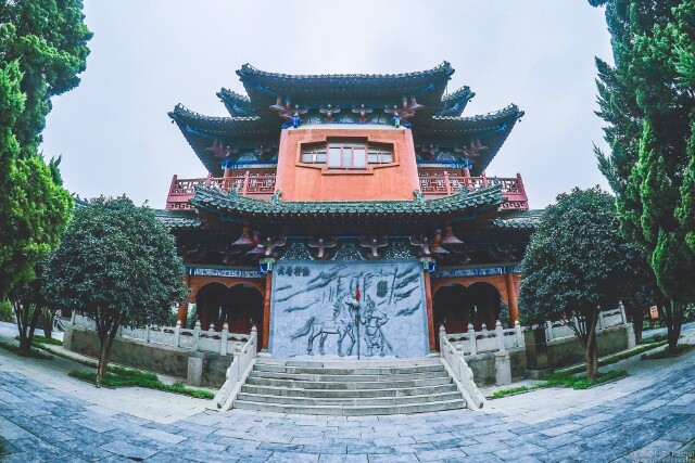 天波杨府的中院为杨家府衙,采用对称规整的建筑