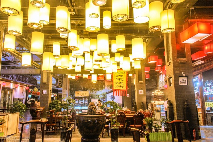 以传统高端大气的仿古建筑为特色,以开封传统美食与宋代传统独特的