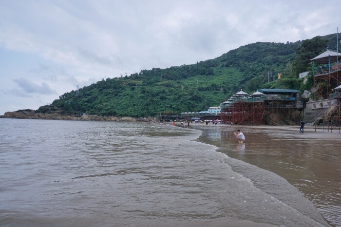 金沙滩的游客还是蛮多的,主要今天的天气好.