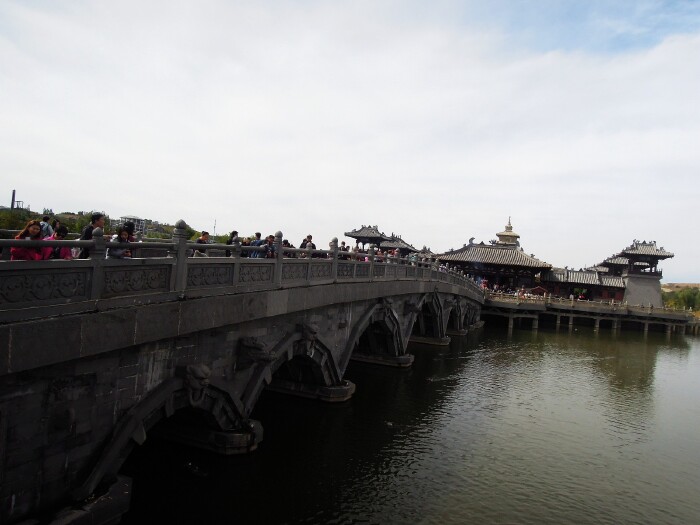 灵岩寺 灵岩寺落于云冈石窟大景区的湖心岛中央,整个寺院为三进院落