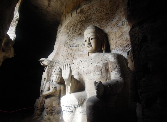 第三窟为云冈石窟最大的洞窟,原为大型塔庙窟设计.