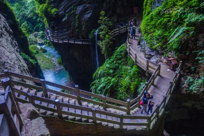        龙水峡地缝