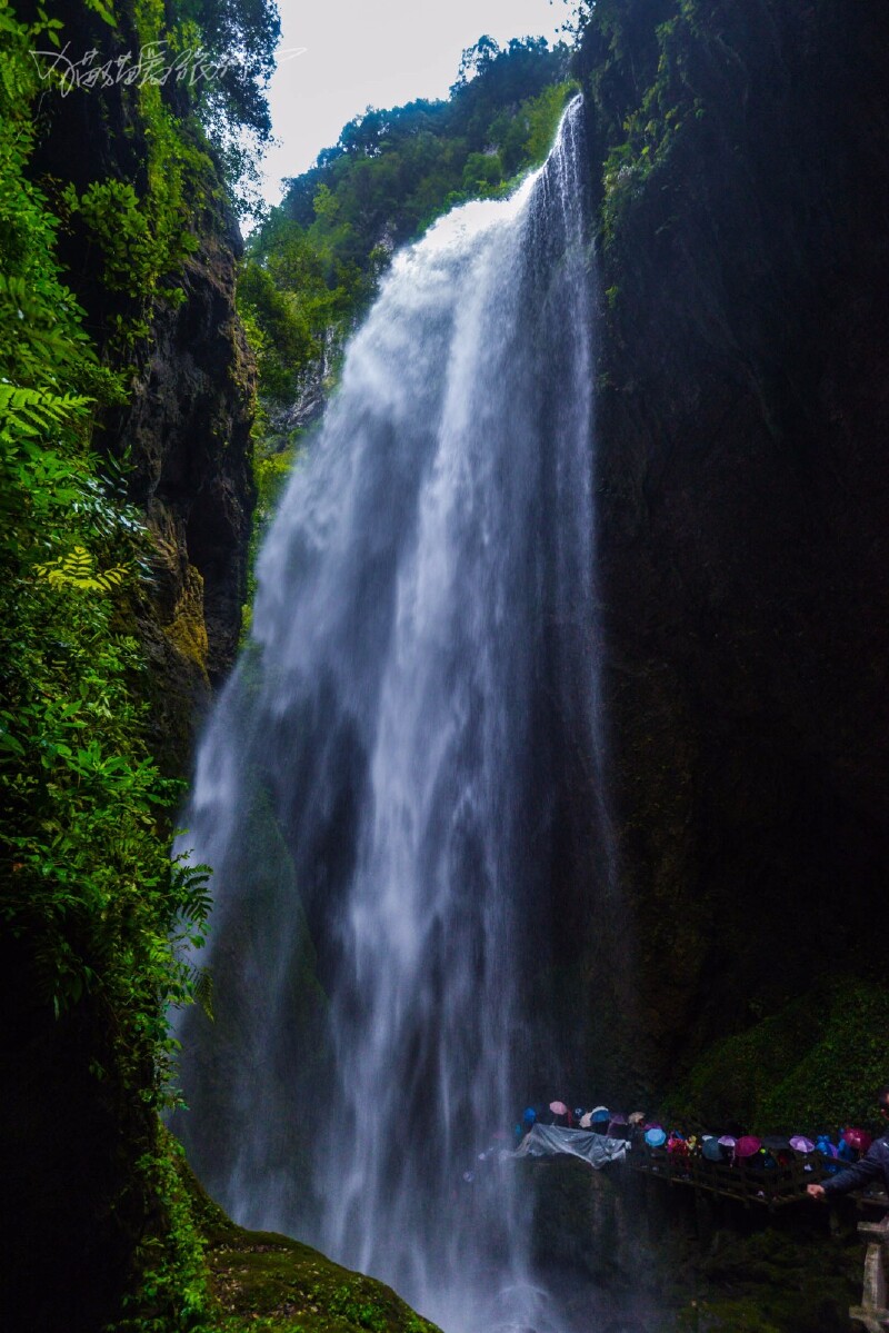 龙水峡地缝                     山下一条