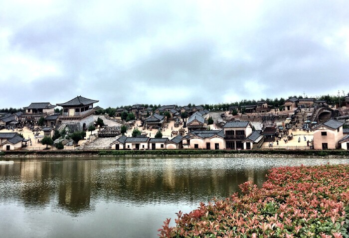 夜晚的十里画廊,显得份外妖娆,五彩缤纷的灯光秀,是太湖镇一道靓丽的