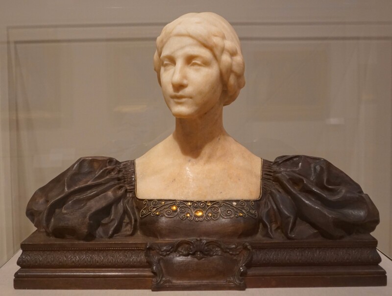 (网上图片)中:雕有酒神狄俄倪索斯的胜利及四季神左下:美慧三女神组雕