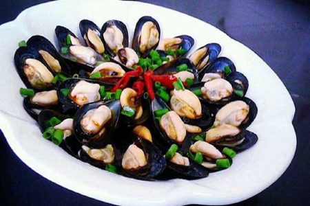 盐水长毛虾 洋葱土豆  清蒸石蚧 蒜泥空心菜 榨菜蛋汤 盐水淡菜 牟è