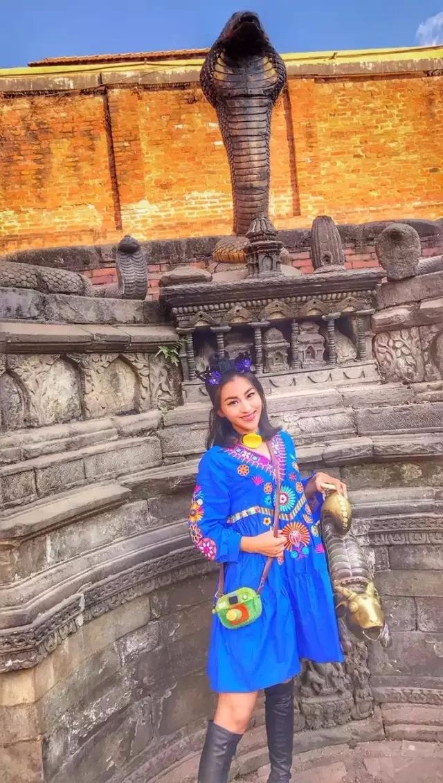 陈茜女神身后的大门里 ——便是活女神库马里的居室 距离尼泊尔4
