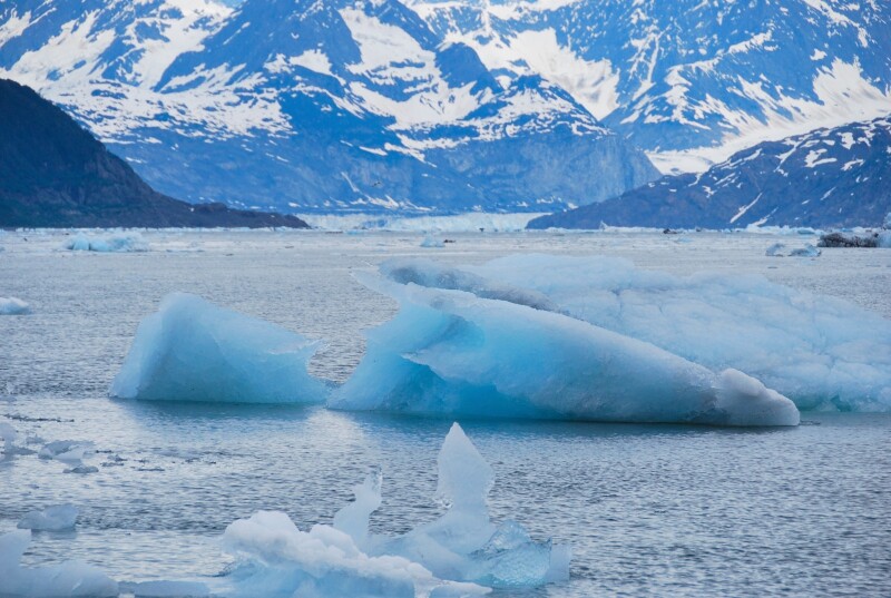 渐渐地近了,看到冰川了,蓝色的,在群山和