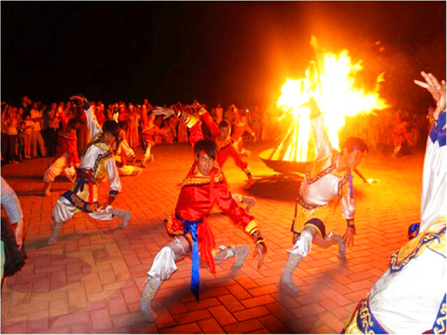 篝火晚会熊熊燃烧的篝火代表着草原人民的热情和奔放,蒙古族姑娘和