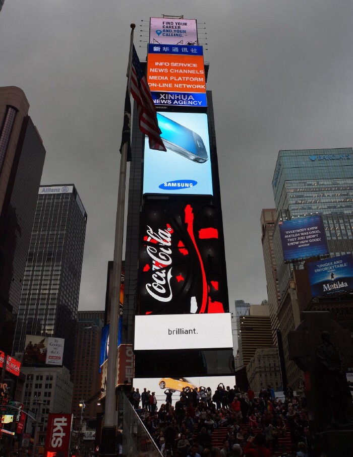 被称为"世界的十字路口",附近聚集了几十家商场和剧院,走近时代广场