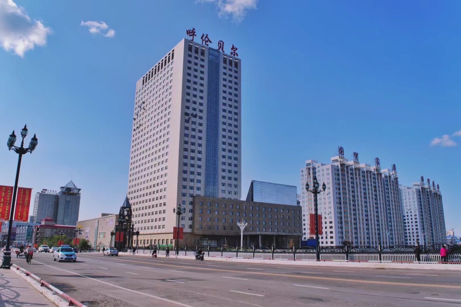 是呼伦贝尔市政治,交通和文化中心,也是呼伦贝尔市人民政府所在地