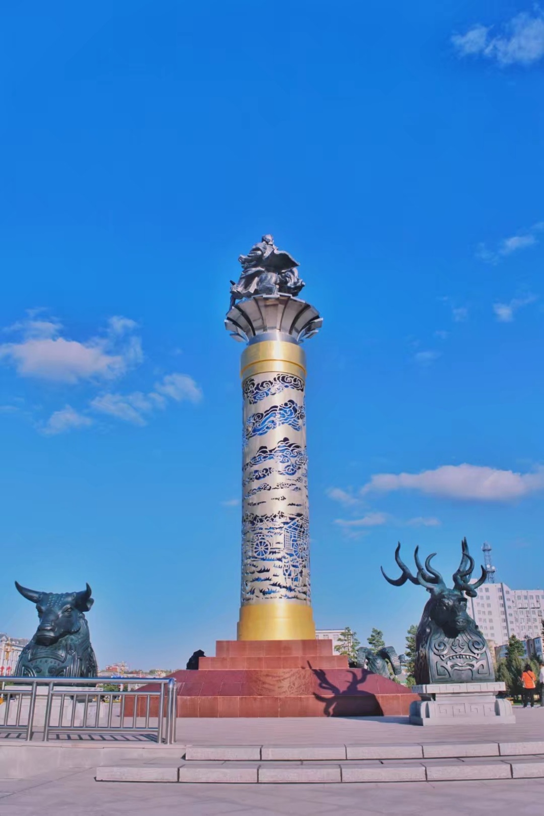 成吉思汗广场,以成吉思汗名称命名,是至今为止内蒙古自治区境内最大的