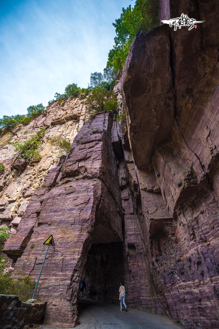 万仙山既有雄强而苍茫的石壁景观,又有妙曼而秀雅的山乡风韵,集雄,险