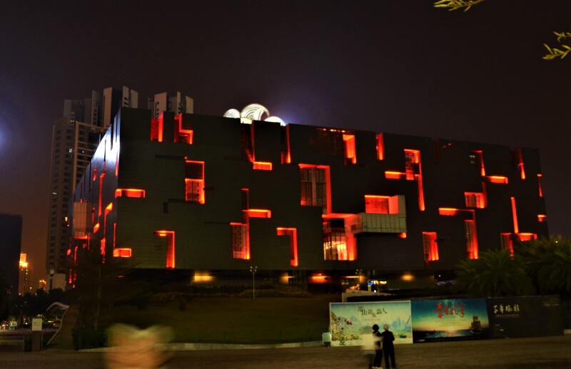 这是被誉为"月光宝盒"的广州博物馆.