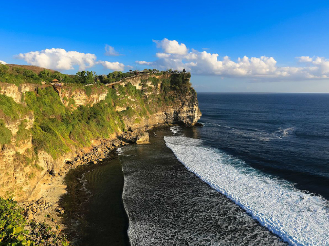 情人崖,恋人岬又称为情人崖,是关岛有名的旅游景点.