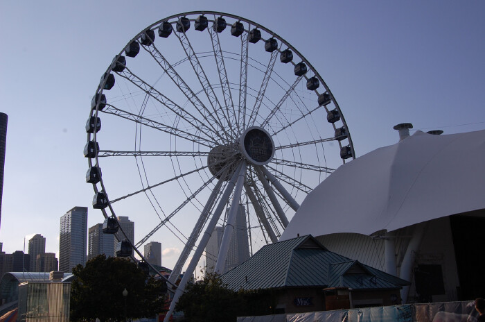 高达150英尺的摩天轮,被命名为世纪轮.