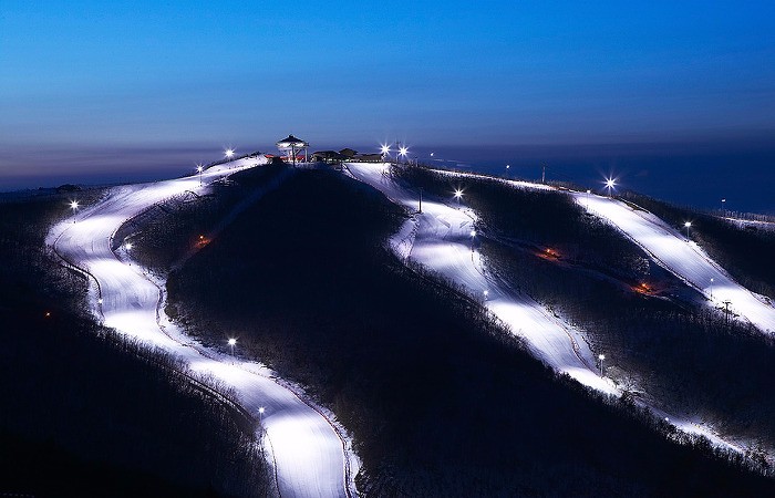 滑雪场的夜景
