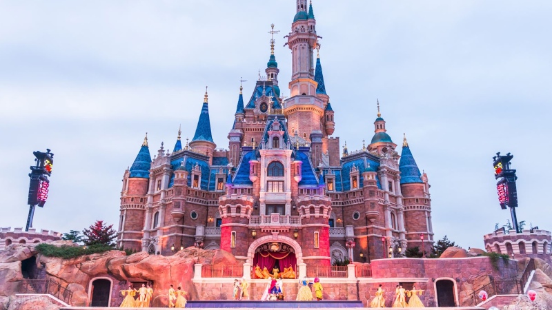 你可以在此亲历许多全球迪士尼乐园中的"第一",包括最大的迪士尼城堡
