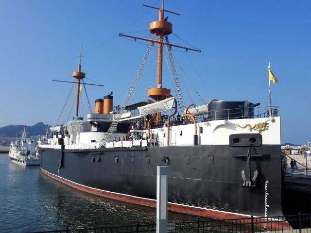 "定远"号原貌复制,再现一代名舰风采,舱内设有主题纪念馆,军服展