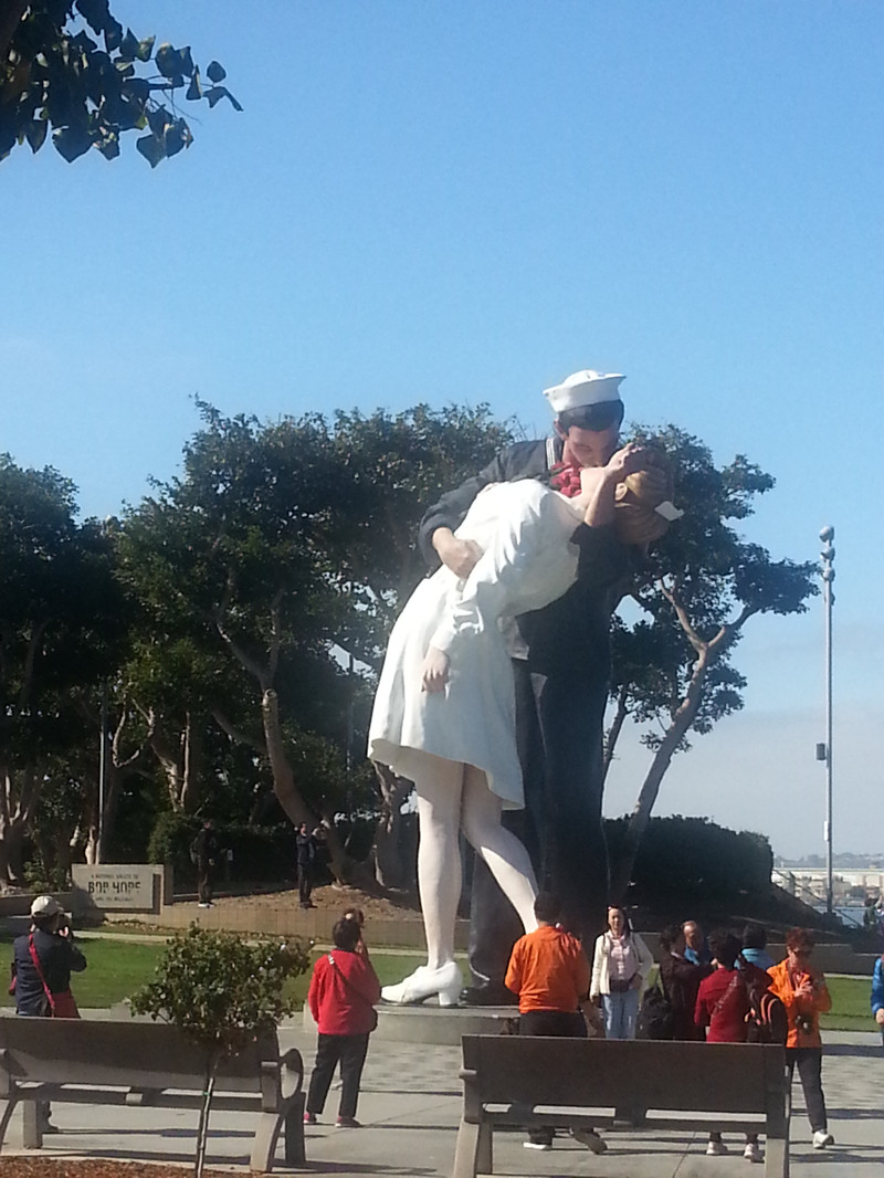 美国胜利之吻雕像图片