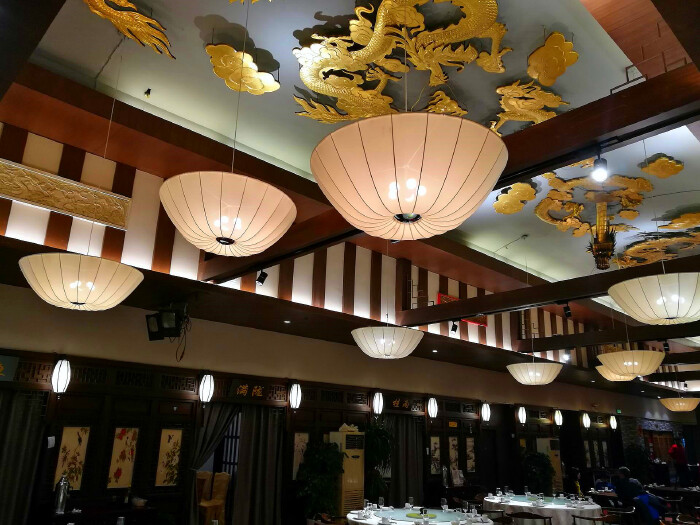 从正门走进闸北公园后左转,也就是闸北公园的西侧靠近公园围墙的地方