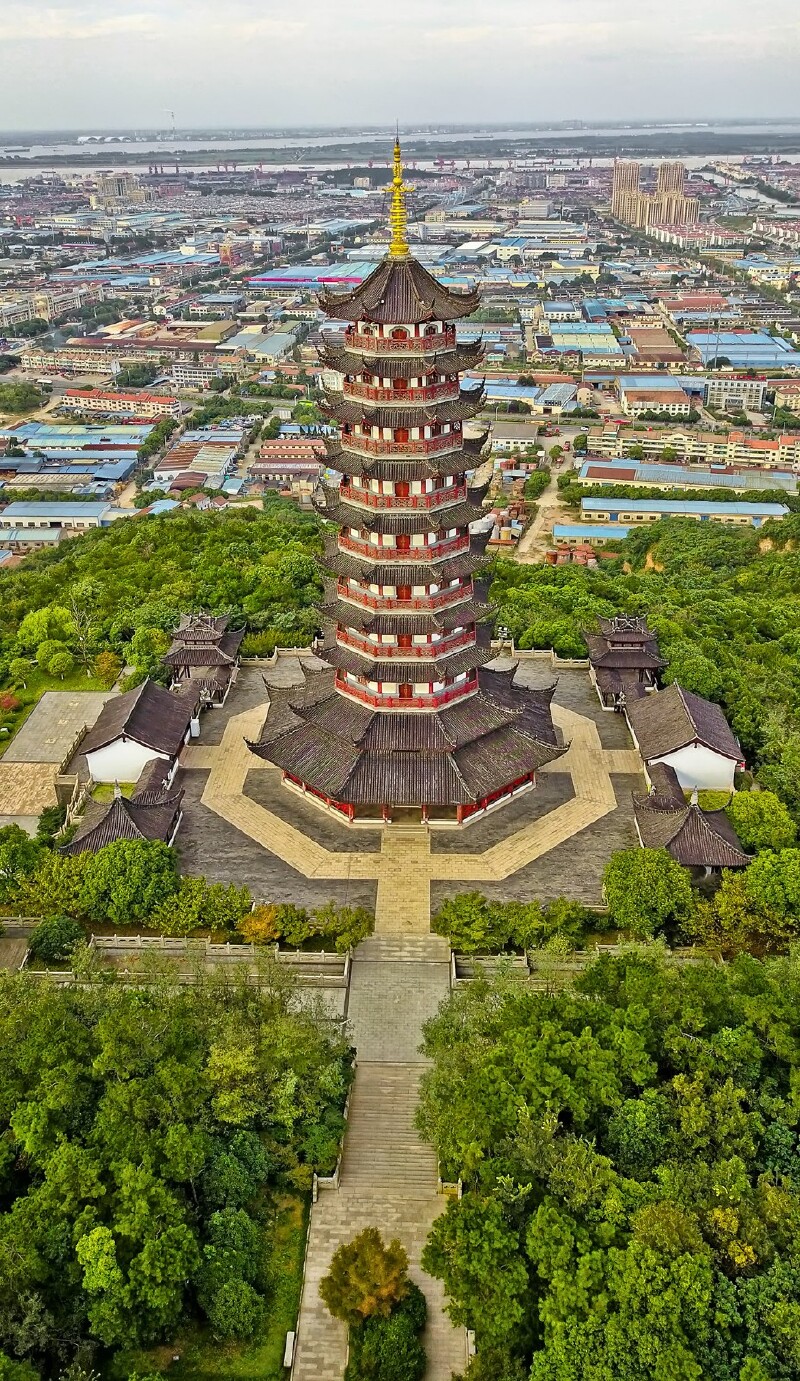 在香山的山顶,有规模较大的聆风塔与香山寺.